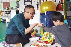 关注世界孤独症日 用爱守护 为“星星的孩子”照亮未来 专家呼吁须重视孤独症早期筛查坚持“医教家”干预图片