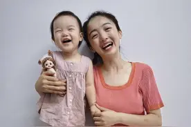 一岁半女孩先天右足缺失穿上假肢奔跑 妈妈：她跟其他孩子一样可爱 甚至更坚强图片