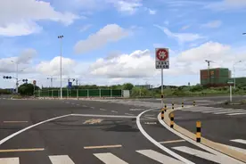 海口将设置12处大货车“右转必停”指示牌图片