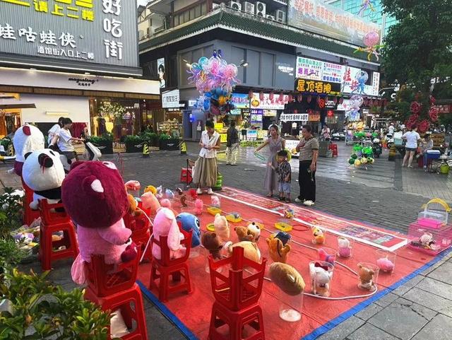 舌尖盛宴！桂林夜市逛吃攻略！这些小吃没吃过等于白来……