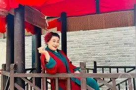 年轻女子上台相亲却被“王婆”识破：下去吧图片