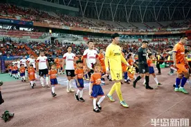 德比战，够狂放！青岛海牛客场2：4不敌山东泰山，沙里奇、宋文杰建功（高清多图）图片