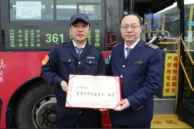 深夜送农民工回家 陶林林获授“青岛巴士最美员工”图片