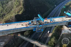 西渝高铁槟郎特大桥跨包茂高速连续梁合龙图片