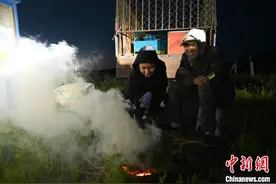 内蒙古游牧转场中的温馨时刻图片