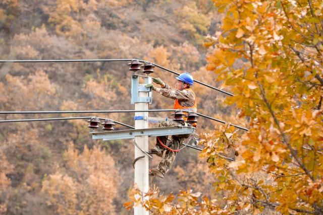 层林尽染时，他们用脚步丈量如画风光