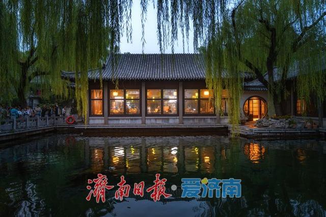 一年四季 泉在济南丨入夜时分游人如织，市民趵突泉畔纳凉成盛景