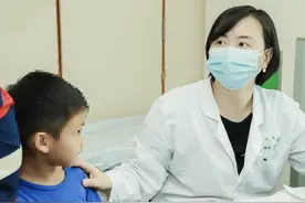 集中纠正矮小、牙齿不齐以及脊凸，专家提醒：暑期“学生仔”早诊早治图片