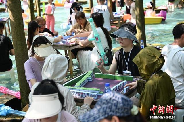 成都高温天气持续 游客打水上麻将享清凉