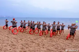 直击东部战区练兵备战现场！73106部队组织全员濒海训练图片