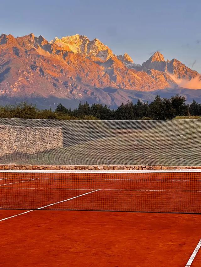 四川小伙花40万元在丽江建了个雪山红土网球场