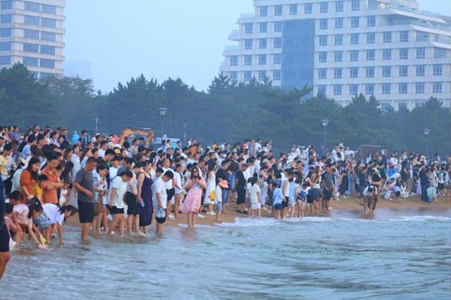 众拍 | 日照海边被 “人海” 包围，沙滩秒变 “人的海洋”
