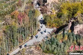 青海西宁：自行车手爬坡挑战 感知南北两山生态变迁图片