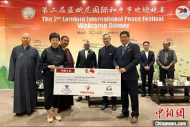 中国向尼泊尔学生捐赠1500个爱心“体育包”图片