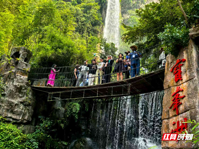 《湖南夏季亲水地图》发布 张家界宝峰湖入选消暑玩水目的地