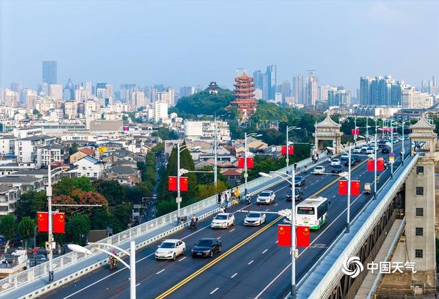 喜迎国庆 “中国红”成最美风景