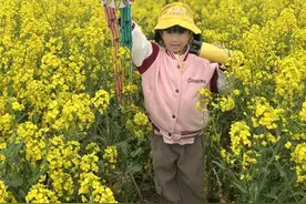 花海里的美育课，小游客在蔡甸消泗共绘春日美景图片