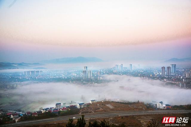 薄雾萦绕：靖州苗侗风情在雾霭中“灵动定格”