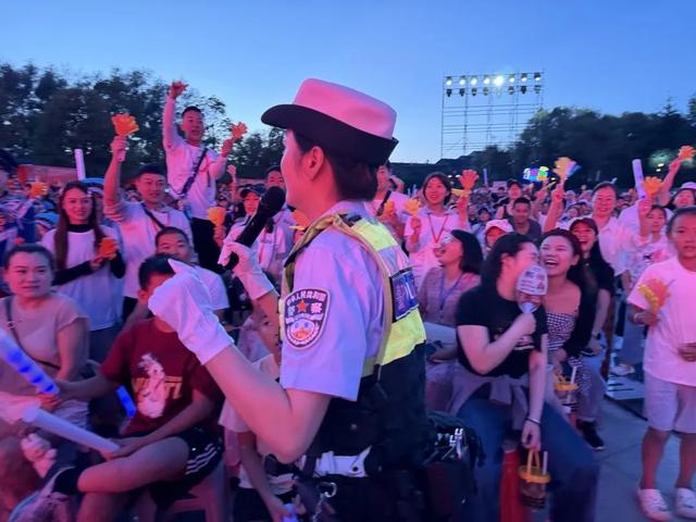 速看！贵州公安交警闪现“自然凉·毕燃嗨”大狂欢活动现场，还带来了警小熊｜两公布一提示