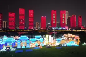 喜迎国庆！长沙一江两岸灯光秀焕新亮相图片
