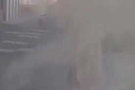 园区回应女生点仙女棒被灭火器喷脸：道歉赔偿并陪同赴医院检查视频封面