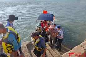 平潭海渔执法支队成功救援11名船员海上脱困图片