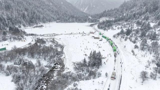 刷屏预警｜达古冰川今日大雪！山上山下，一片纯白浸心脾