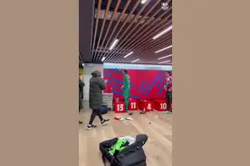 完成零封！佩尼亚回到巴萨更衣室，队友鼓掌欢迎图片