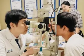 男孩经常揉眼，散光急剧加重，医生检查发现角膜凸出来了图片