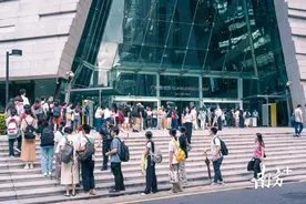 广图单日入馆人次近6万！图书馆变“避暑胜地”｜暑期文娱观察④图片