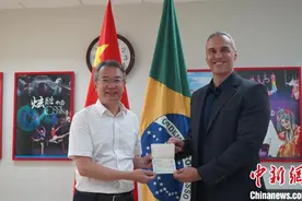 中国驻巴西使馆向巴公民颁发首张十年多次赴华签证图片