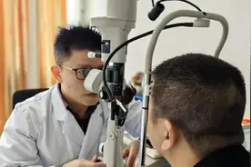 才42岁！福建女老师确诊患上老花眼图片