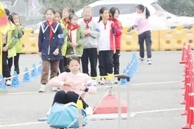 合川小学生沉浸式学习交通、消防等安全知识和技能图片