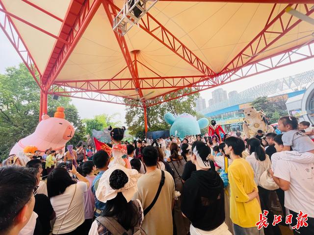 千人传递国旗，“海洋蓝”与“中国红”交相辉映