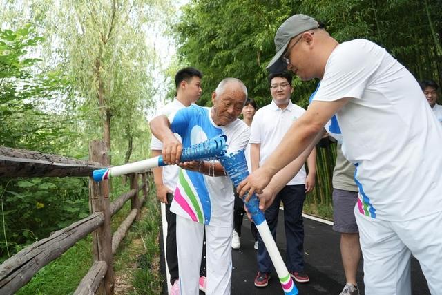 浪溪河畔引“泉炬”！2025济南国际泉水节“泉炬”传递走进平阴洪范泉群