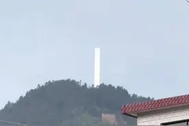 女子过年走亲戚看到“神秘光柱”，回应：是风力发电站立柱，还在组装中图片