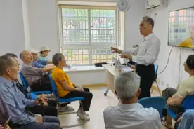 人民城市，杨浦榜样 | 游振芳：古稀之年仍笔耕不辍，为民服务始终不渝图片