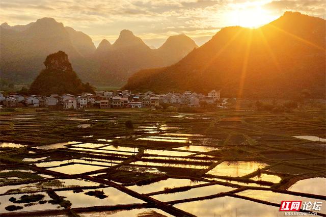 岁暖时刻丨峰峦为幕，稻田作镜！沐宦头村的黄昏是自然最工整的构图