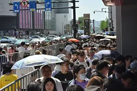 “五一”小长假首日，杭州“流量王”龙翔桥地铁站限流为什么缩短了？图片