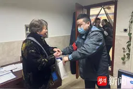 老人乘车不慎丢失孙子价值8000多元新年礼物 南京好心公交司机帮忙寻回图片