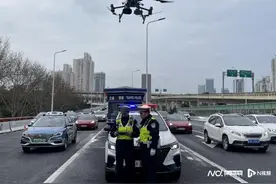 开车玩手机被无人机抓拍取证，上海交警上硬科技地空联动执法图片