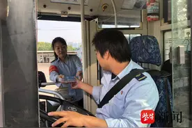 南京公交车上的教师节图片