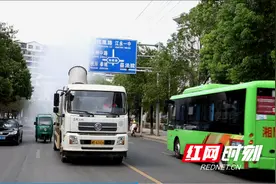 江永：“洒水+雾炮”齐上阵 为城市“消暑降温”图片