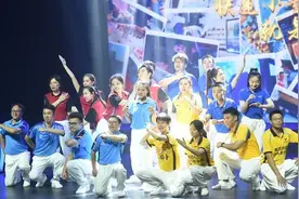 弹钢琴的外卖小哥演唱自己写的歌，首届上海职工文化季开幕图片