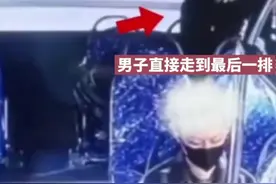 黑衣男子上公交走到最后一排，迅速脱裤子大便，动作之快惊呆公交司机图片