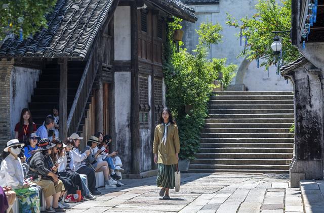 很多江南古镇快经营不下去了，乌镇还在收150元门票，不凭脸皮凭什么？