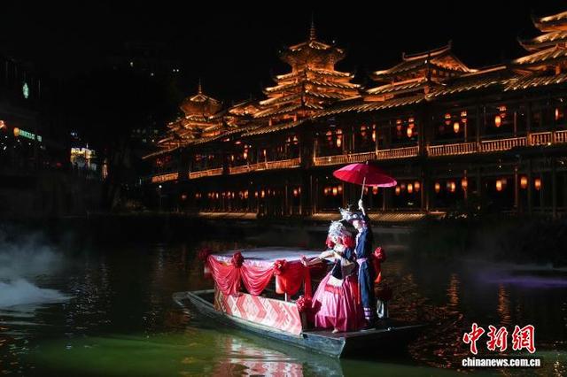 广西南宁民众湖边尽享夏夜狂欢