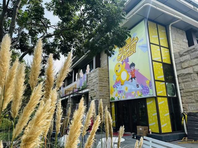 国民IP“奶龙”来了！上海奇迹花园国际艺术花展启幕，首次“四展合一”