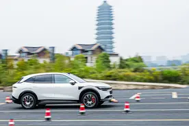 豪华城市SUV也有一颗越野的心 潮新闻记者试驾极氪7X图片