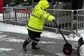 实探汉口火车站：人流量较少，工作人员铲出行走通道，旅客提前到站等候图片
